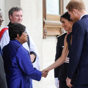 Le prince Harry et Meghan Markle saluant Doreen Lawrence, mère du défunt, le 23 avril 2018 en l'église St Martin-in-the-fileds à Londres avant la cérémonie commémorant le 25e anniversaire de l'assassinat de Stephen Lawrence, victime à 18 ans d'un crime raciste.