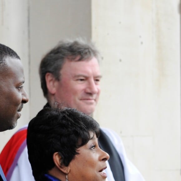 Le prince Harry et Meghan Markle saluant Doreen Lawrence, mère du défunt, le 23 avril 2018 en l'église St Martin-in-the-fileds à Londres avant la cérémonie commémorant le 25e anniversaire de l'assassinat de Stephen Lawrence, victime à 18 ans d'un crime raciste.