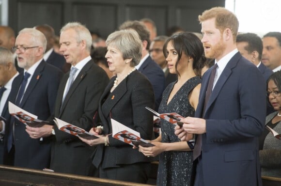Jeremy Corbyn, David Lidington, Theresa May, Meghan Markle et le prince Harry le 23 avril 2018 en l'église St Martin-in-the-fileds à Londres, lors de la cérémonie commémorant le 25e anniversaire de l'assassinat de Stephen Lawrence, victime à 18 ans d'un crime raciste.
