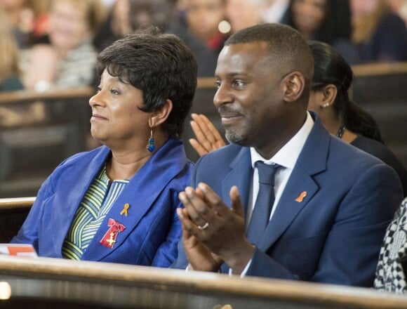 Doreen Lawrence et son fils Stuart le 23 avril 2018 en l'église St Martin-in-the-fileds à Londres, lors de la cérémonie commémorant le 25e anniversaire de l'assassinat de Stephen Lawrence, victime à 18 ans d'un crime raciste.