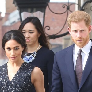 Le prince Harry et Meghan Markle, ici main dans la main à la sortie de l'église, ont assisté ensemble, le 23 avril 2018 en l'église St Martin-in-the-fileds à Londres, à la cérémonie commémorant le 25e anniversaire de l'assassinat de Stephen Lawrence, victime à 18 ans d'un crime raciste.