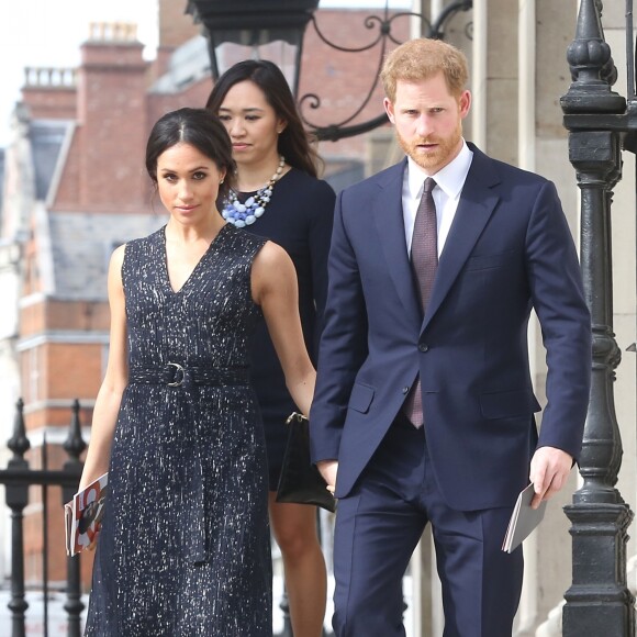Le prince Harry et Meghan Markle, ici main dans la main à la sortie de l'église, ont assisté ensemble, le 23 avril 2018 en l'église St Martin-in-the-fileds à Londres, à la cérémonie commémorant le 25e anniversaire de l'assassinat de Stephen Lawrence, victime à 18 ans d'un crime raciste.