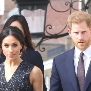 Le prince Harry et Meghan Markle, ici main dans la main à la sortie de l'église, ont assisté ensemble, le 23 avril 2018 en l'église St Martin-in-the-fileds à Londres, à la cérémonie commémorant le 25e anniversaire de l'assassinat de Stephen Lawrence, victime à 18 ans d'un crime raciste.