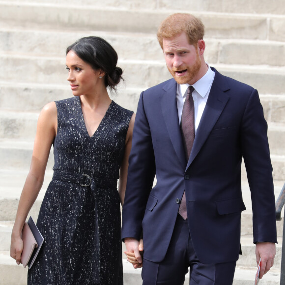 Le prince Harry et Meghan Markle, ici main dans la main à la sortie de l'église, ont assisté ensemble, le 23 avril 2018 en l'église St Martin-in-the-fileds à Londres, à la cérémonie commémorant le 25e anniversaire de l'assassinat de Stephen Lawrence, victime à 18 ans d'un crime raciste.