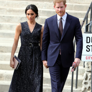 Le prince Harry et Meghan Markle, ici main dans la main à la sortie de l'église, ont assisté ensemble, le 23 avril 2018 en l'église St Martin-in-the-fileds à Londres, à la cérémonie commémorant le 25e anniversaire de l'assassinat de Stephen Lawrence, victime à 18 ans d'un crime raciste.