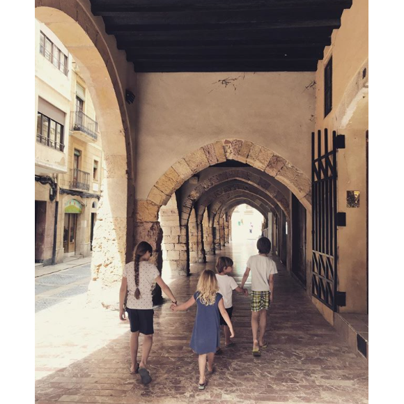 Elodie Gossuin et ses enfants, le 24 avril 2018 en Catalogne.