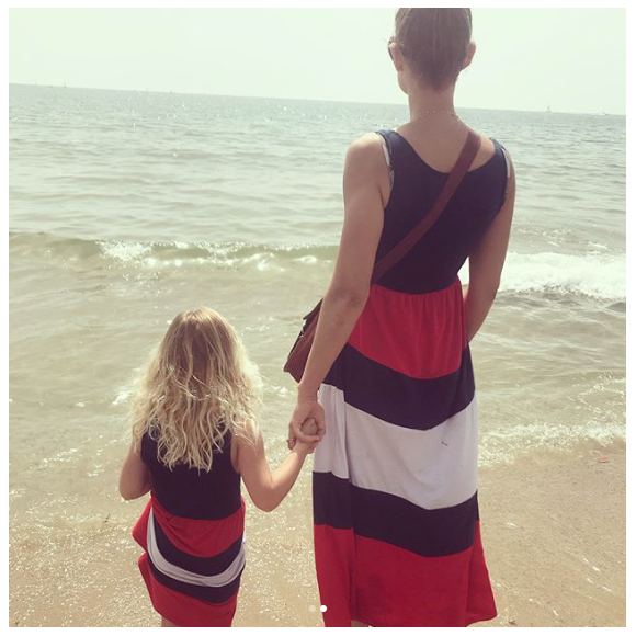 Elodie Gossuin et sa fille cadette, le 23 avril 2018 en Catalogne.