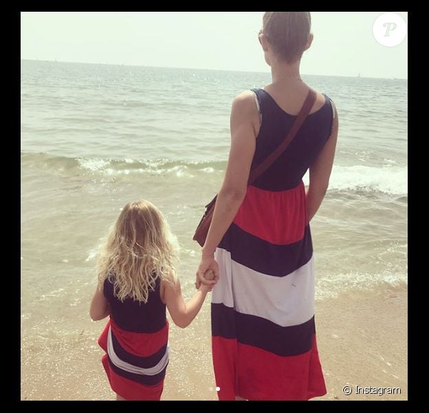 Elodie Gossuin et sa fille cadette, le 23 avril 2018 en Catalogne.