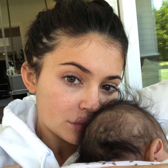 Kylie Jenner passe du temps avec sa fille Stormi à Los Angeles le 23 avril 2018.