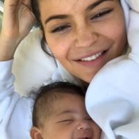 Kylie Jenner naturelle pour un tendre moment avec sa fille