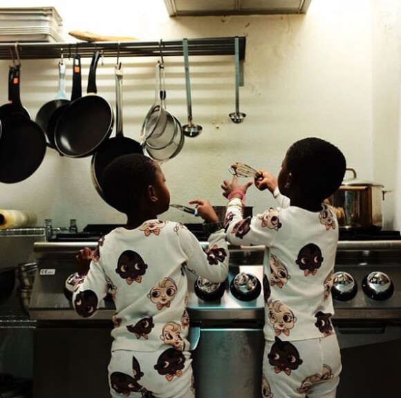 Madonna a dévoilé cette photo de ses filles Estere et Stella dans leur cuisine au Portugal. Instagram, janvier 2018
