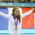  Camille Muffat apr&egrave;s sa m&eacute;daille d'or sur 400m nage libre &agrave; l'Aquatics Centre de Londres le 29 juillet 2012 