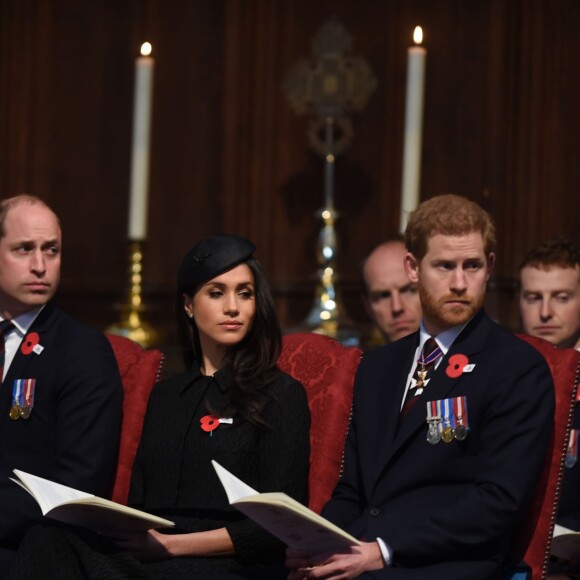 Le prince William, duc de Cambridge, a lutté pour ne pas s'endormir alors qu'il assistait en compagnie du prince Harry et de Meghan Markle à la messe de commémoration de l'ANZAC Day en l'abbaye de Westminster à Londres le 25 avril 2018.