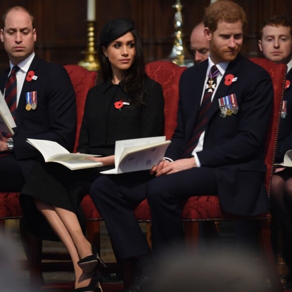 Le prince William, duc de Cambridge, a lutté pour ne pas s'endormir alors qu'il assistait en compagnie du prince Harry et de Meghan Markle à la messe de commémoration de l'ANZAC Day en l'abbaye de Westminster à Londres le 25 avril 2018.