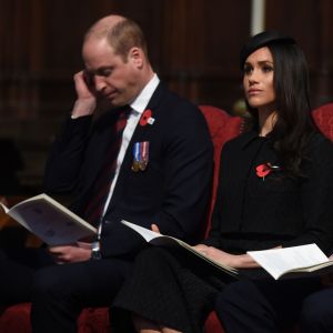 Le prince William, duc de Cambridge, a lutté pour ne pas s'endormir alors qu'il assistait en compagnie du prince Harry et de Meghan Markle à la messe de commémoration de l'ANZAC Day en l'abbaye de Westminster à Londres le 25 avril 2018.