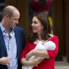 Le prince William et la duchesse Catherine de Cambridge avec leur bébé le 23 avril 2018 devant l'aile Lindo de l'hôpital St Mary.