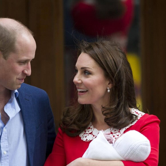 Le prince William et la duchesse Catherine de Cambridge avec leur bébé le 23 avril 2018 devant l'aile Lindo de l'hôpital St Mary.