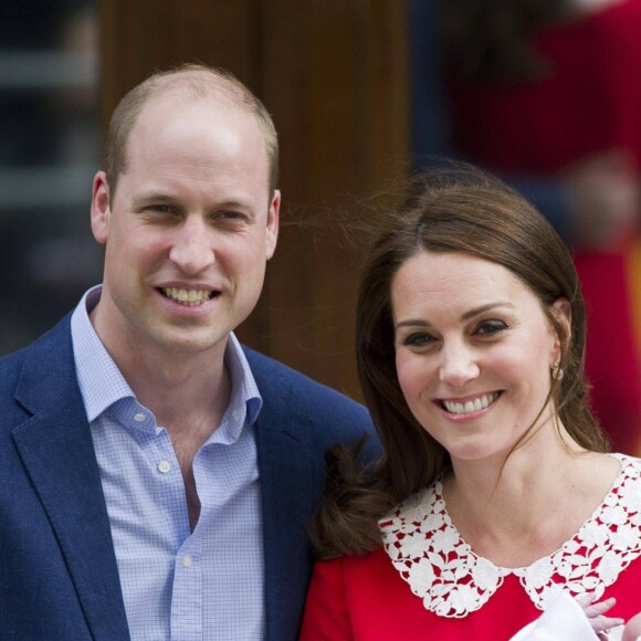 Le prince William et la duchesse Catherine de Cambridge avec leur bébé le 23 avril 2018 devant l'aile Lindo de l'hôpital St Mary.