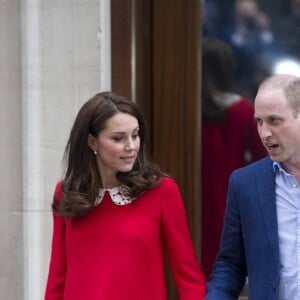 Le prince William et la duchesse Catherine de Cambridge avec leur bébé le 23 avril 2018 devant l'aile Lindo de l'hôpital St Mary.