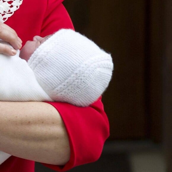 Le prince William et la duchesse Catherine de Cambridge avec leur bébé le 23 avril 2018 devant l'aile Lindo de l'hôpital St Mary.