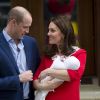 Le prince William et la duchesse Catherine de Cambridge avec leur bébé le 23 avril 2018 devant l'aile Lindo de l'hôpital St Mary.