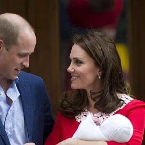 Le prince William et la duchesse Catherine de Cambridge avec leur bébé le 23 avril 2018 devant l'aile Lindo de l'hôpital St Mary.