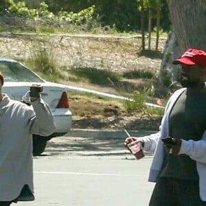 Exclusif - Kanye West porte la casquette avec l'inscription "Make America Great Again" en soutient au président Donald Trump à la sortie d'un studio d'enregistrement à Calabasas. Le 25 avril 2018.