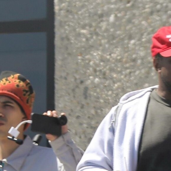 Exclusif - Kanye West porte la casquette avec l'inscription "Make America Great Again" en soutient au président Donald Trump à la sortie d'un studio d'enregistrement à Calabasas. Le 25 avril 2018.