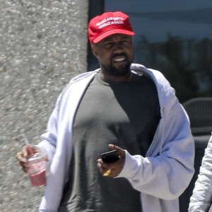 Exclusif - Kanye West porte la casquette avec l'inscription "Make America Great Again" en soutient au président Donald Trump à la sortie d'un studio d'enregistrement à Calabasas. Le 25 avril 2018.