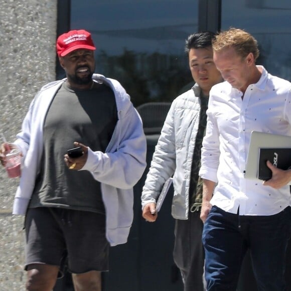 Exclusif - Kanye West porte la casquette avec l'inscription "Make America Great Again" en soutient au président Donald Trump à la sortie d'un studio d'enregistrement à Calabasas. Le 25 avril 2018.