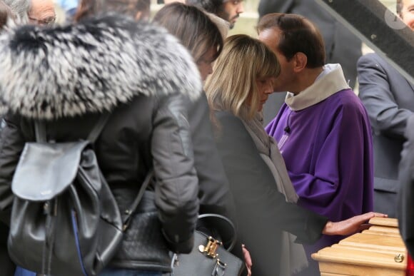 Chantal Goya - Sorties des obsèques de la mère de Chantal Goya, Colette Dartiguenave De Guerre, en l'église Saint-Roch à Paris. Le 26 avril 2018.
