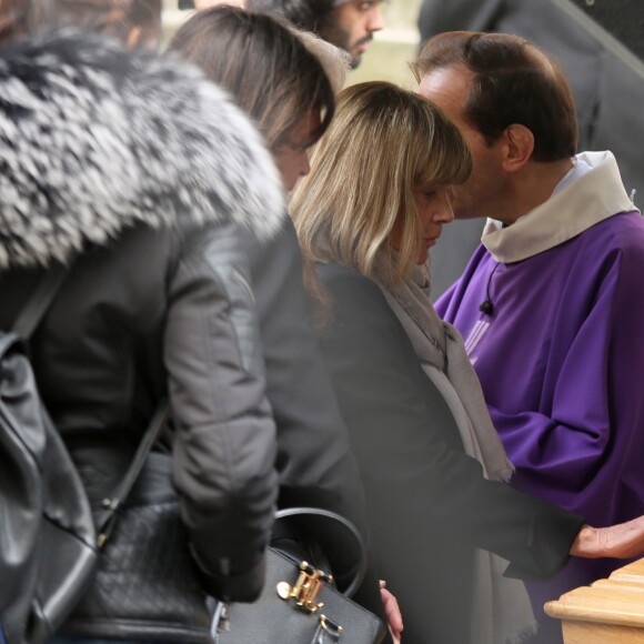 Chantal Goya - Sorties des obsèques de la mère de Chantal Goya, Colette Dartiguenave De Guerre, en l'église Saint-Roch à Paris. Le 26 avril 2018.