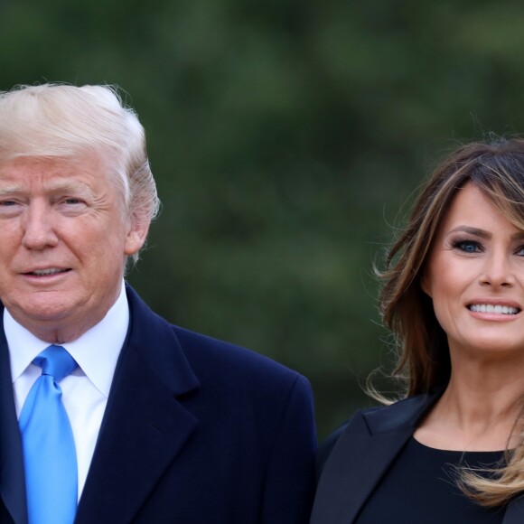 Le président américain Donald Trump et sa femme la Première Dame Melania Trump - Les couples présidentiels français et américains arrivent à Mount Vernon à bord de l'hélicoptaire présidentiel Marine One, à Mount Vernon, le 23 avril 2018. © Dominique Jacovides/Bestimage