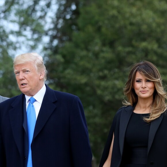 Le président américain Donald Trump et sa femme la Première Dame Melania Trump - Les couples présidentiels français et américains arrivent à Mount Vernon à bord de l'hélicoptaire présidentiel Marine One, à Mount Vernon, le 23 avril 2018. © Dominique Jacovides/Bestimage