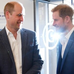 Le prince Harry était accompagné de son frère le prince William, qui sera son témoin de mariage, le 26 avril 2018 pour l'inauguration du centre Greenhouse, une salle de sport installée dans une église de North Westminster, à Londres.