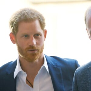 Le prince Harry était accompagné de son frère le prince William, qui sera son témoin de mariage, le 26 avril 2018 pour l'inauguration du centre Greenhouse, une salle de sport installée dans une église de North Westminster, à Londres.