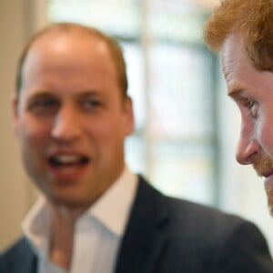 Le prince Harry était accompagné de son frère le prince William, qui sera son témoin de mariage, le 26 avril 2018 pour l'inauguration du centre Greenhouse, une salle de sport installée dans une église de North Westminster, à Londres.