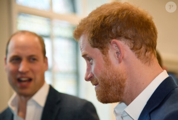 Le prince Harry était accompagné de son frère le prince William, qui sera son témoin de mariage, le 26 avril 2018 pour l'inauguration du centre Greenhouse, une salle de sport installée dans une église de North Westminster, à Londres.