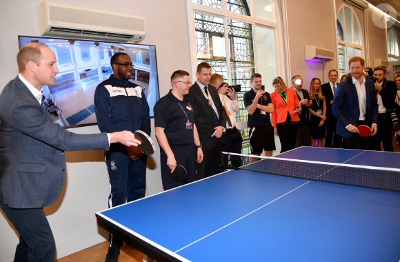Le prince Harry était accompagné de son frère le prince William, qui sera son témoin de mariage, le 26 avril 2018 pour l'inauguration du centre Greenhouse, une salle de sport installée dans une église de North Westminster, à Londres.