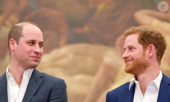 Le prince Harry était accompagné de son frère le prince William, qui sera son témoin de mariage, le 26 avril 2018 pour l'inauguration du centre Greenhouse, une salle de sport installée dans une église de North Westminster, à Londres.