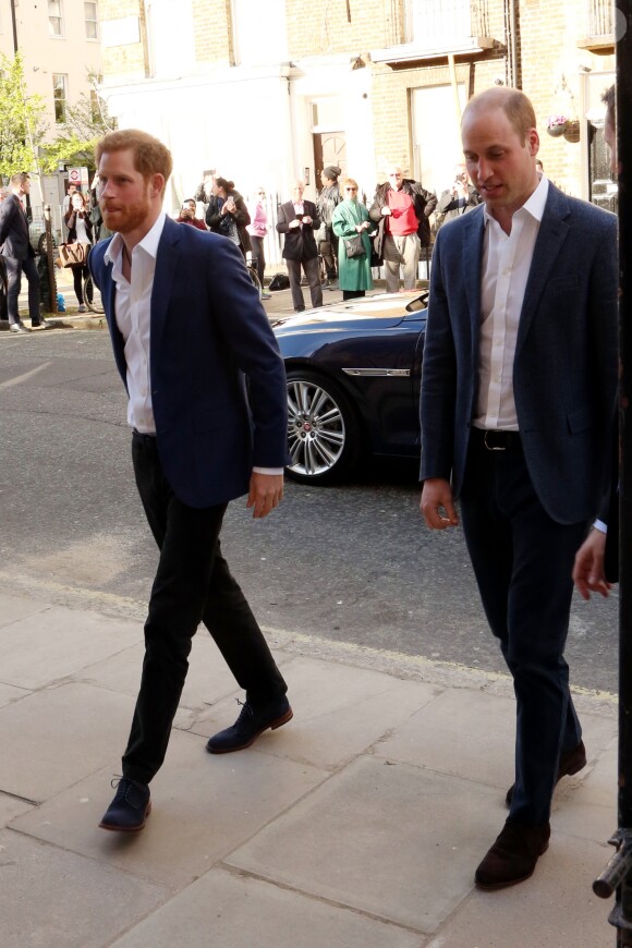 Le prince Harry était accompagné de son frère le prince William, qui sera son témoin de mariage, le 26 avril 2018 pour l'inauguration du centre Greenhouse, une salle de sport installée dans une église de North Westminster, à Londres.