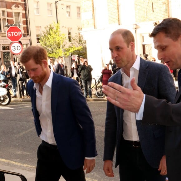 Le prince Harry était accompagné de son frère le prince William, qui sera son témoin de mariage, le 26 avril 2018 pour l'inauguration du centre Greenhouse, une salle de sport installée dans une église de North Westminster, à Londres.