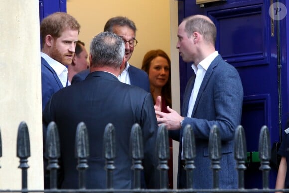 Le prince Harry était accompagné de son frère le prince William, qui sera son témoin de mariage, le 26 avril 2018 pour l'inauguration du centre Greenhouse, une salle de sport installée dans une église de North Westminster, à Londres.