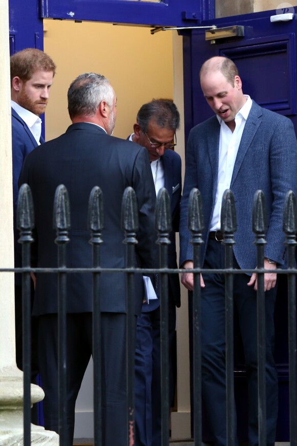 Le prince Harry était accompagné de son frère le prince William, qui sera son témoin de mariage, le 26 avril 2018 pour l'inauguration du centre Greenhouse, une salle de sport installée dans une église de North Westminster, à Londres.