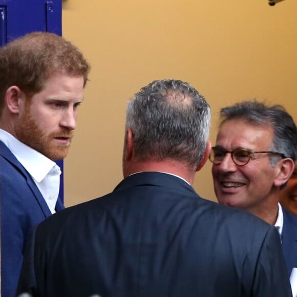 Le prince Harry était accompagné de son frère le prince William, qui sera son témoin de mariage, le 26 avril 2018 pour l'inauguration du centre Greenhouse, une salle de sport installée dans une église de North Westminster, à Londres.