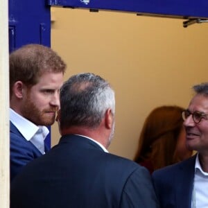 Le prince Harry était accompagné de son frère le prince William, qui sera son témoin de mariage, le 26 avril 2018 pour l'inauguration du centre Greenhouse, une salle de sport installée dans une église de North Westminster, à Londres.