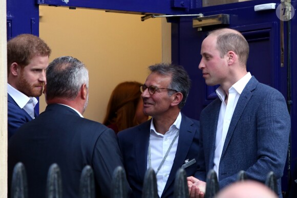 Le prince Harry était accompagné de son frère le prince William, qui sera son témoin de mariage, le 26 avril 2018 pour l'inauguration du centre Greenhouse, une salle de sport installée dans une église de North Westminster, à Londres.