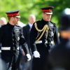 Le prince Harry en uniforme des Blues and Royals arrivant à la chapelle St George de Windsor avec son frère le prince William pour son mariage avec Meghan Markle le 19 mai 2018