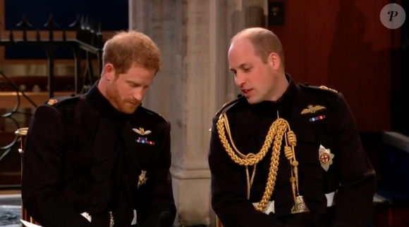 Le prince Harry avec son frère William, son témoin, lors de son mariage avec Meghan Markle le 19 mai 2018 en la chapelle St George à Windsor. Les deux frères portent leur uniforme des Blues and Royals.