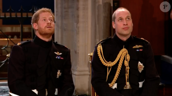 Le prince Harry avec son frère William, son témoin, lors de son mariage avec Meghan Markle le 19 mai 2018 en la chapelle St George à Windsor. Les deux frères portent leur uniforme des Blues and Royals.